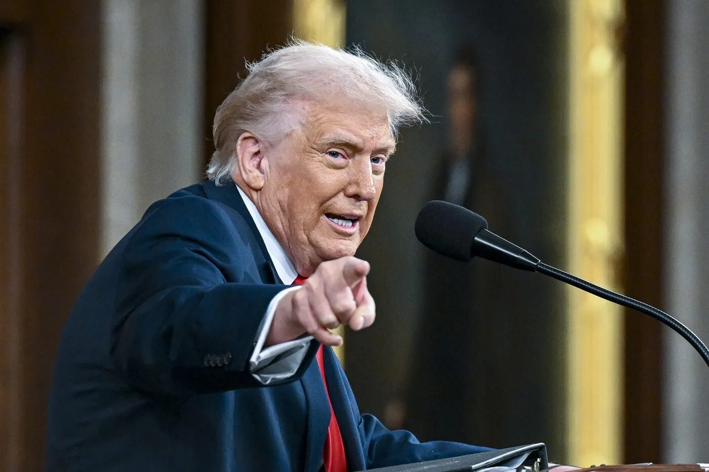 donald trump anunta operatiuni militare majore in iran si indeamna populatia la sustinere
