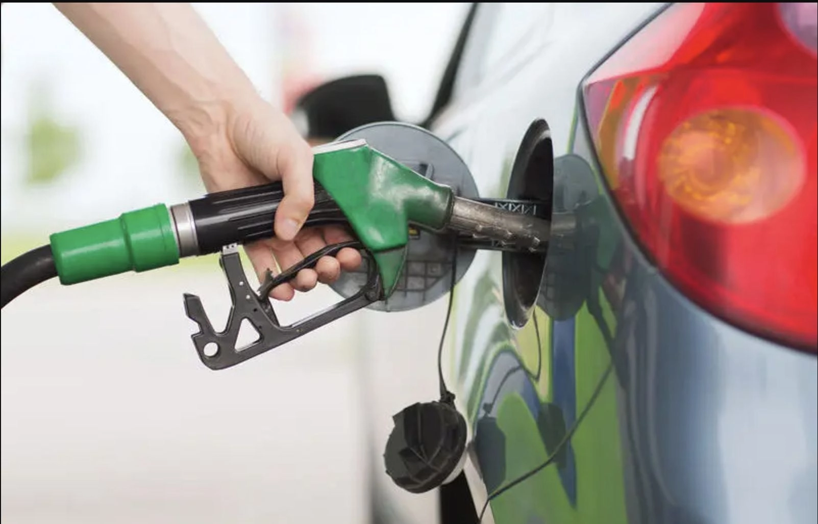 statul analizeaza reducerea accizelor pe carburanti pentru a atenua cresterile de pret