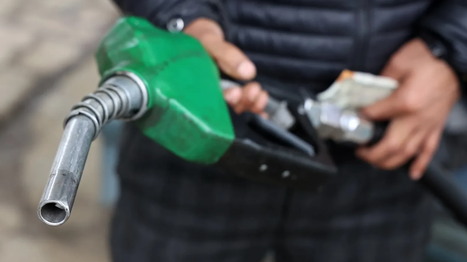 topul global al preturilor la carburanti unde un plin de 50 de litri costa cat o cafea si unde depaseste 150 de dolari